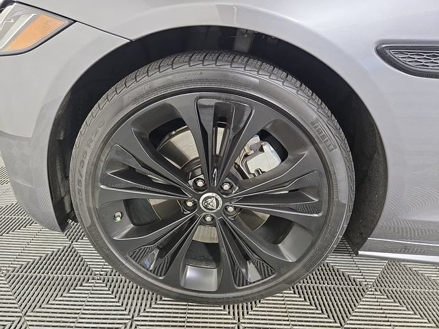 Used 2024 Jaguar XF R-Dynamic SE RWD image 9