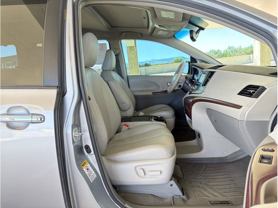 Used 2014 Toyota Sienna XLE FWD image 18