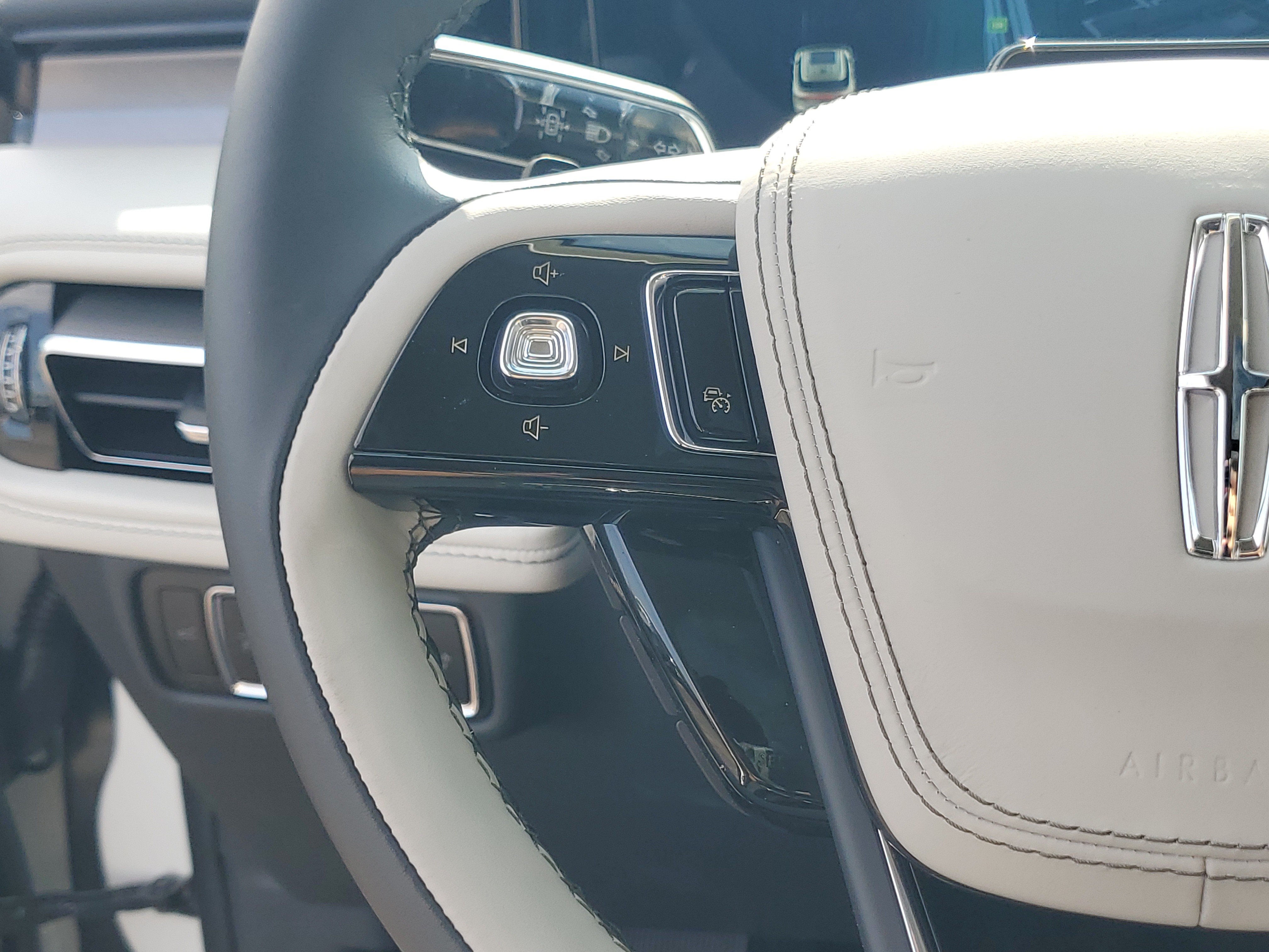 New 2027 Lincoln Aviator AWD image 16
