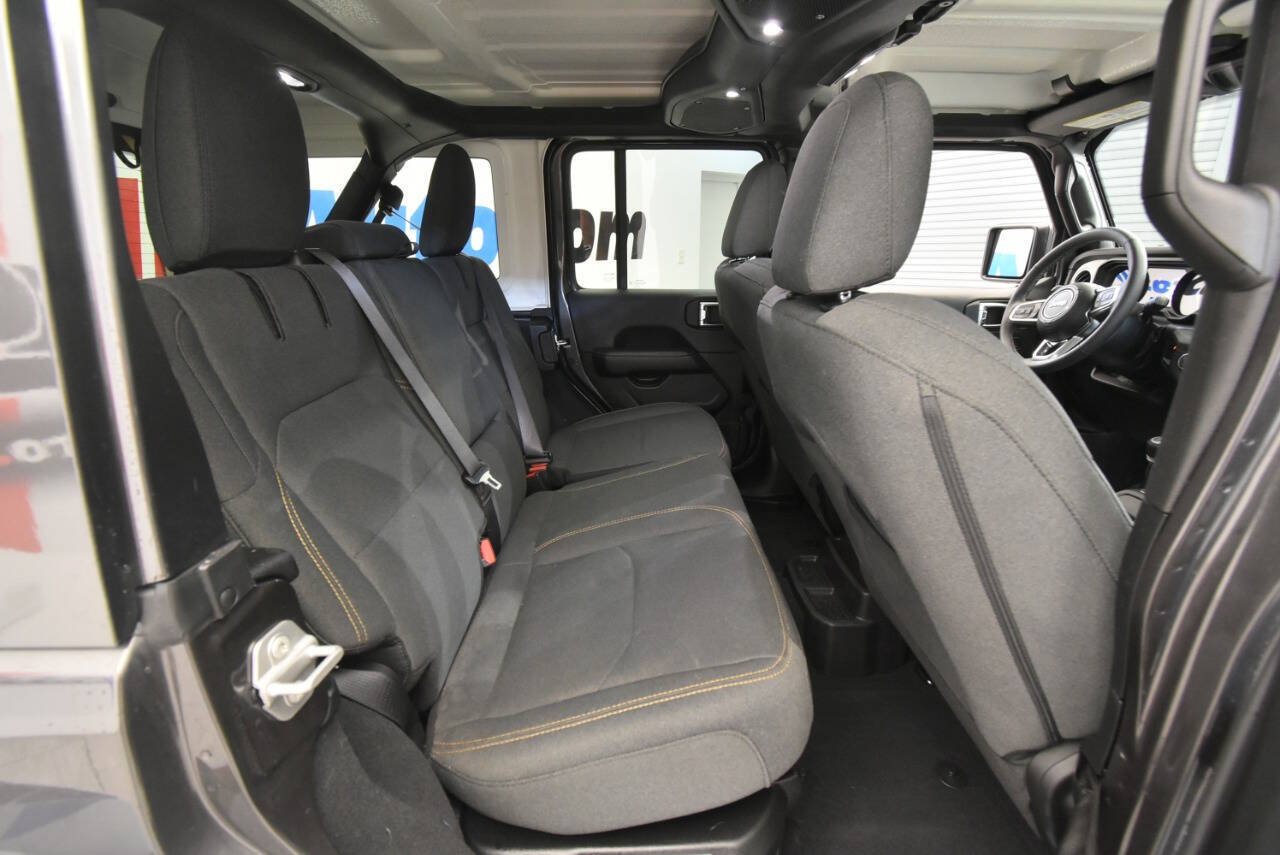 Used 2025 Jeep Wrangler Unlimited Sahara AWD/4WD image 18