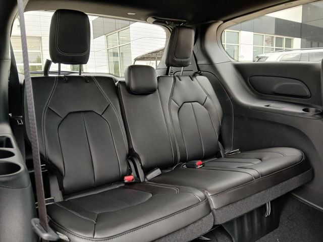New 2026 Chrysler Pacifica Select w/ S Appearance Package FWD image 18