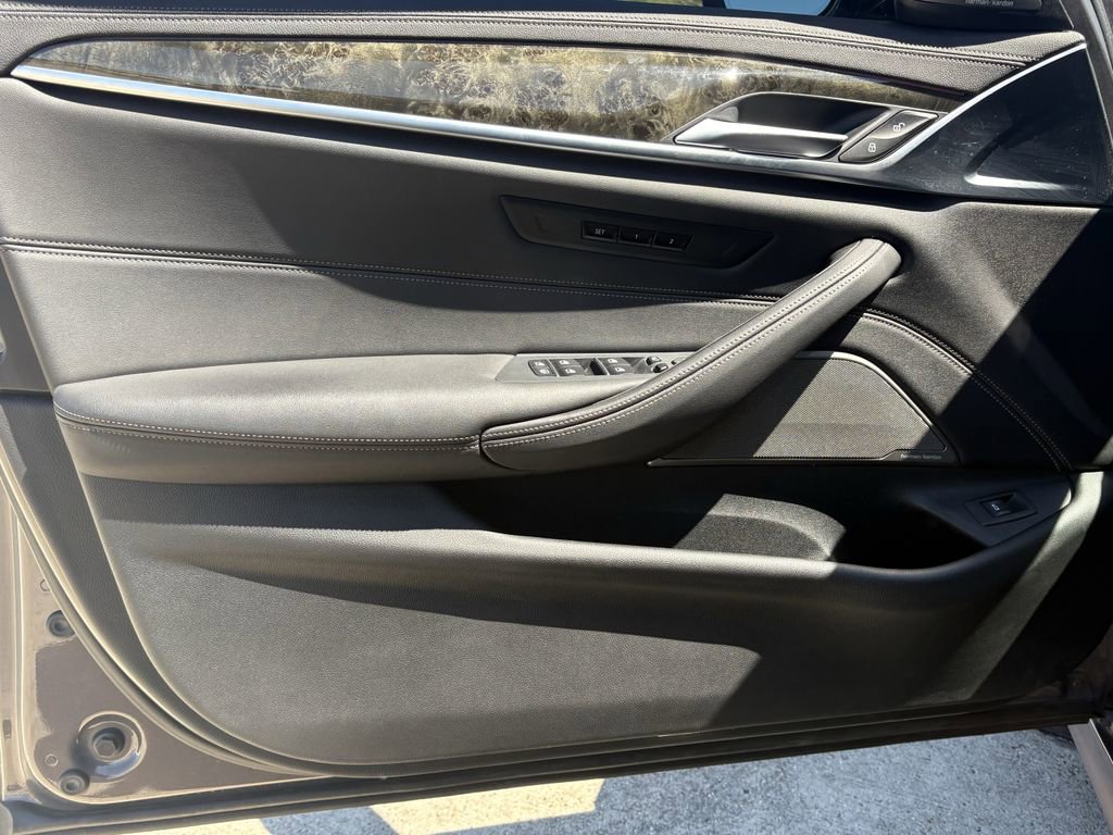 Used 2023 BMW M550i xDrive w/ Executive Package image 10