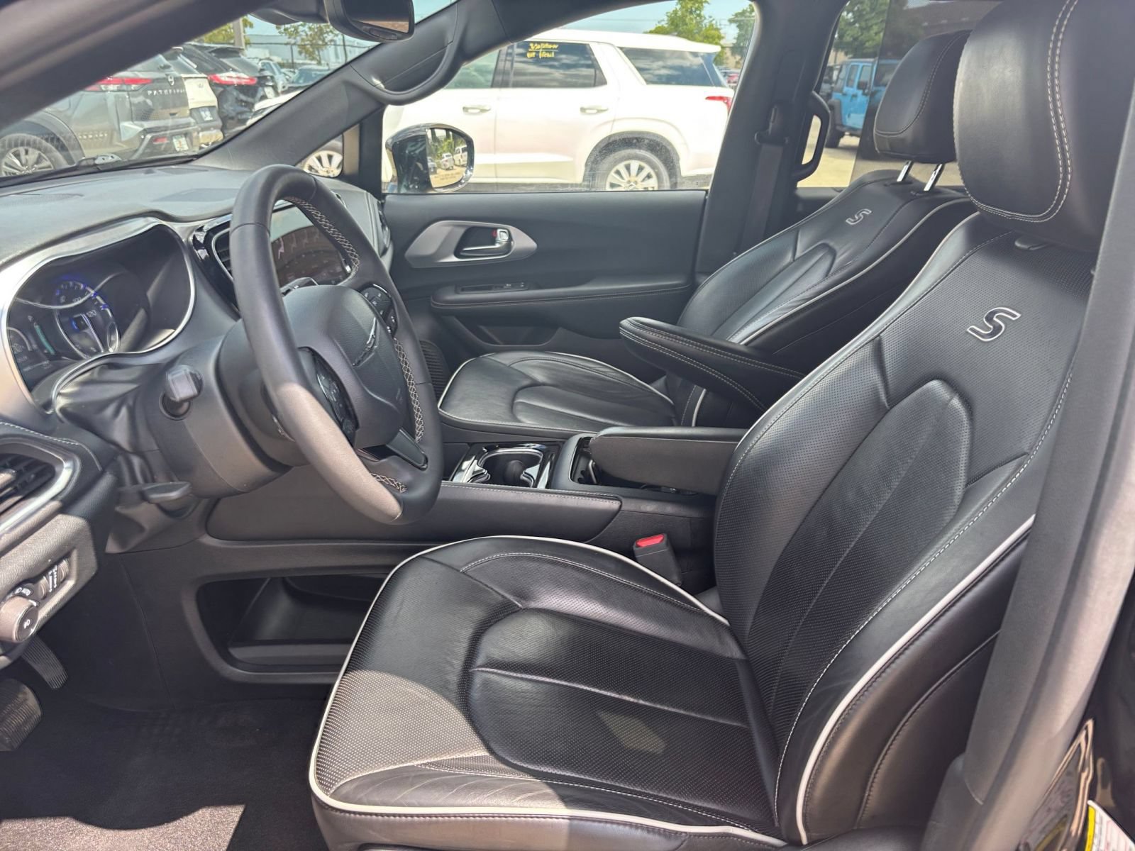 Used 2025 Chrysler Pacifica Limited FWD image 29