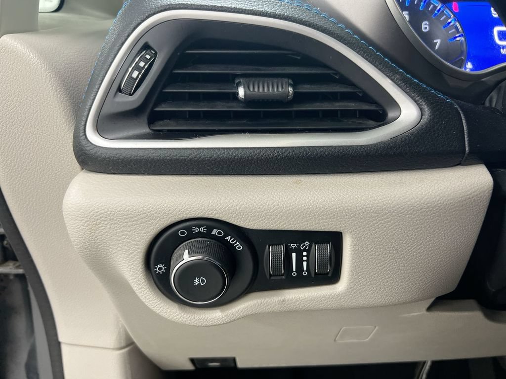 Used 2021 Chrysler Pacifica Touring w/ Uconnect Theater Family Group FWD image 18