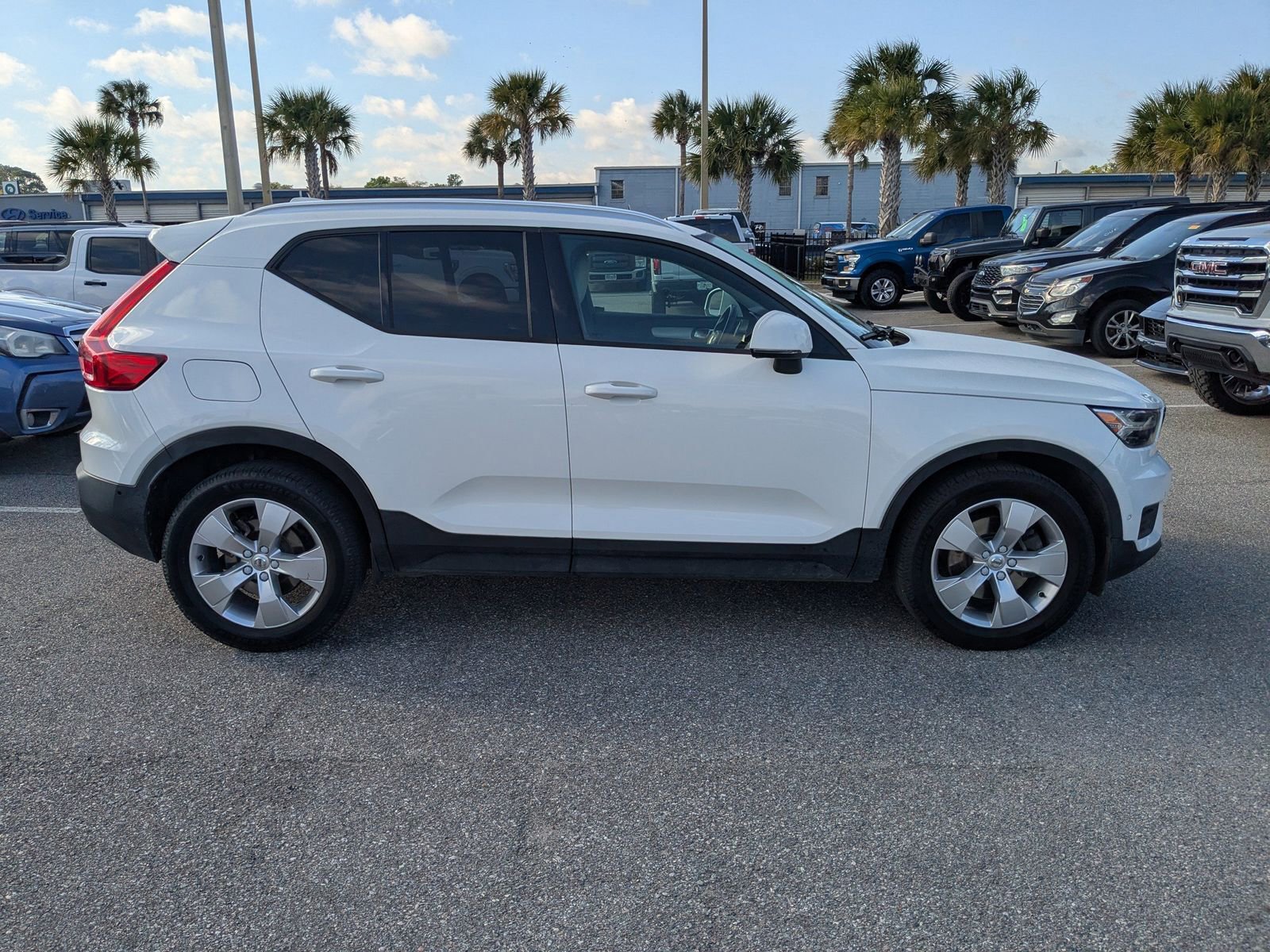 Used 2019 Volvo XC40 T5 Momentum image 3