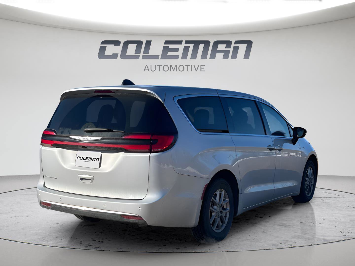 Used 2024 Chrysler Pacifica Touring-L FWD image 5