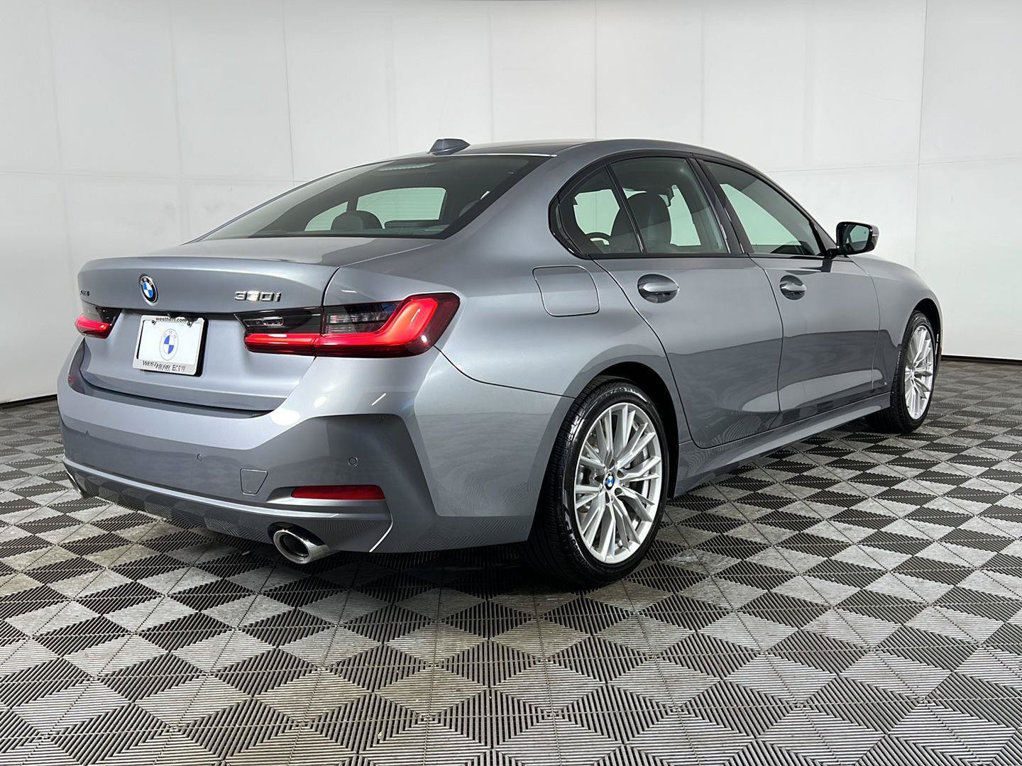 Used 2023 BMW 330i xDrive Sedan w/ Premium Package AWD/4WD image 5