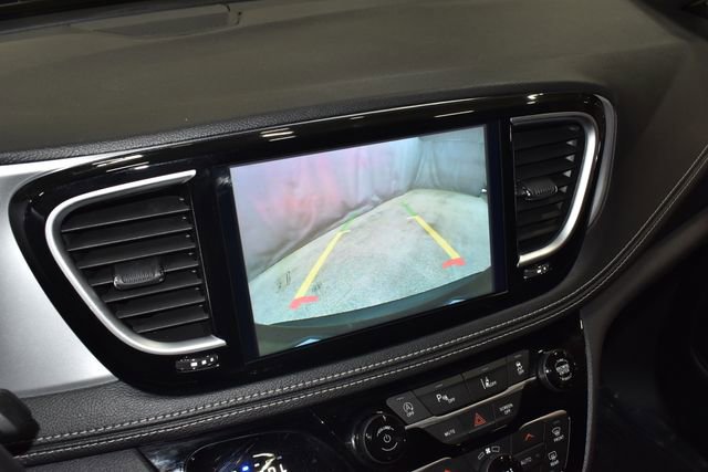 Used 2025 Chrysler Pacifica Limited image 16