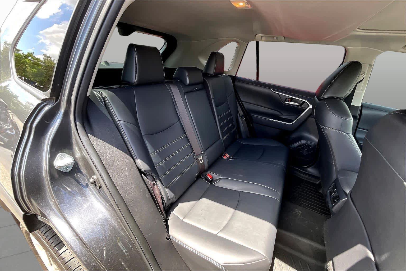 Used 2020 Toyota RAV4 XLE Premium FWD image 27