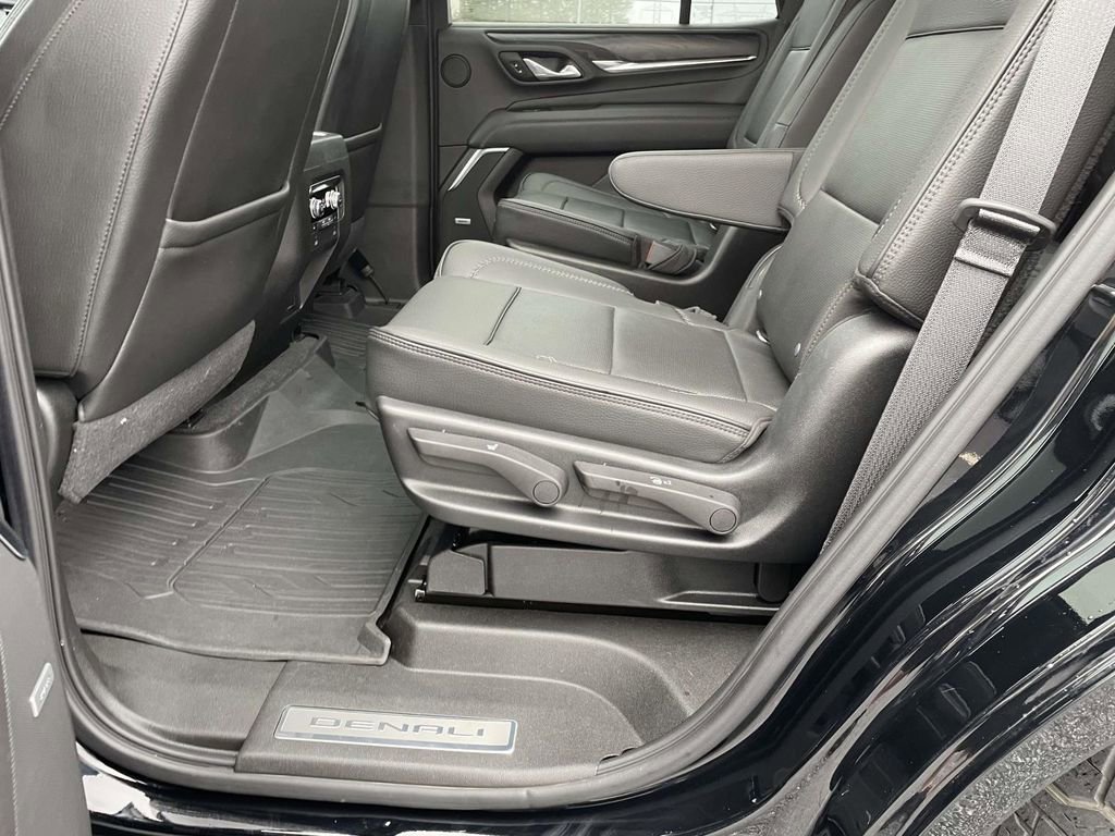 Used 2021 GMC Yukon Denali w/ Denali Premium Package image 13