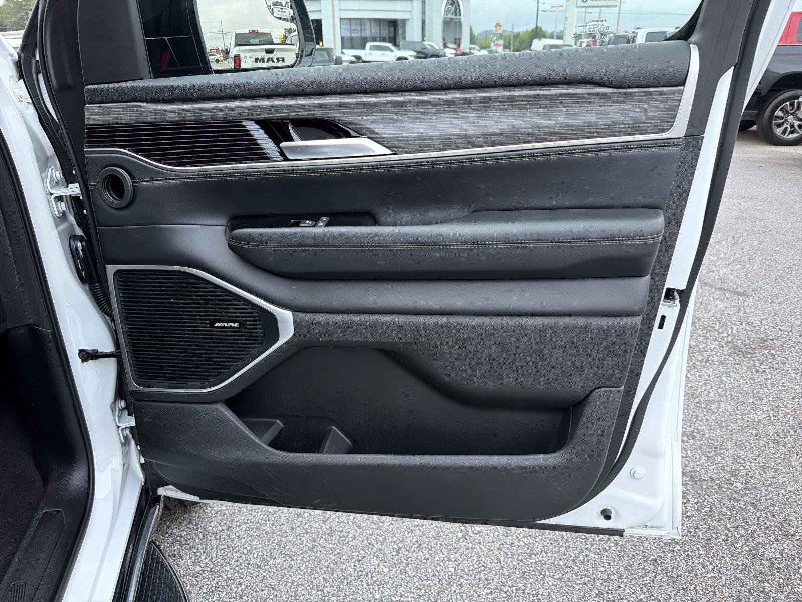 Used 2024 Jeep Wagoneer Series II w/ Flexible Seating Group RWD image 13