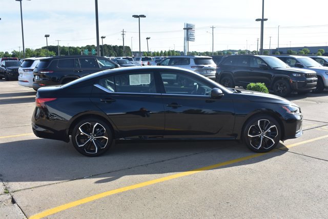 Used 2025 Nissan Altima 2.5 SR FWD image 4