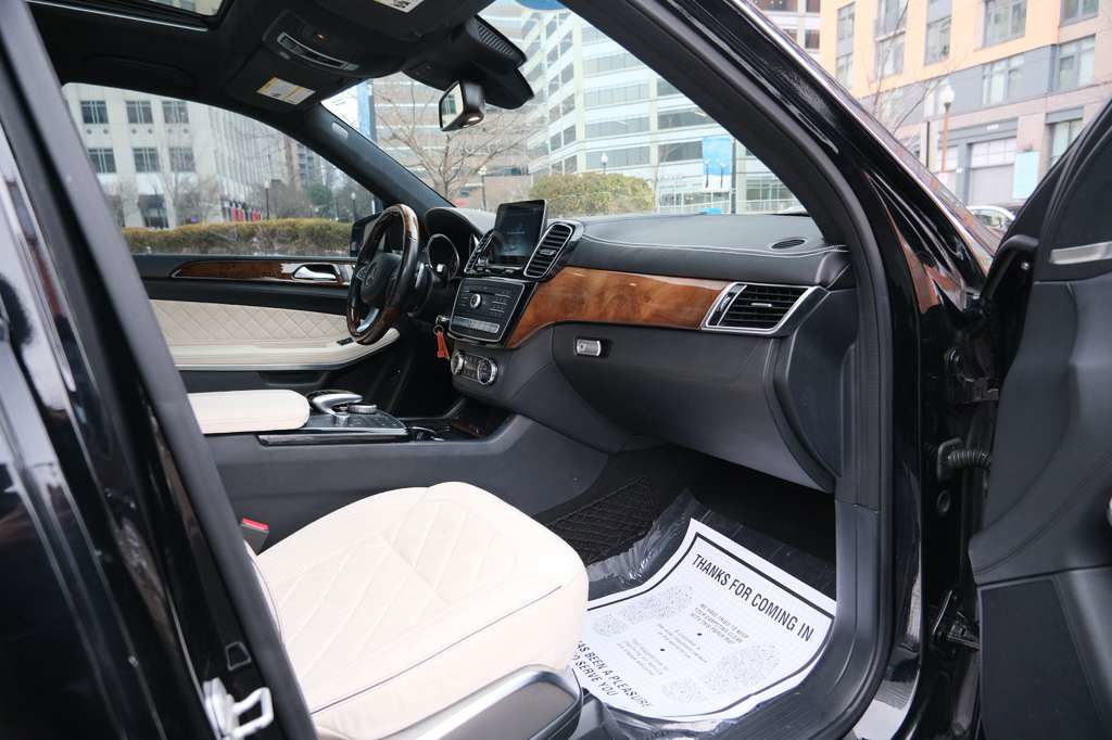 Used 2017 Mercedes-Benz GLS 550 4MATIC image 33