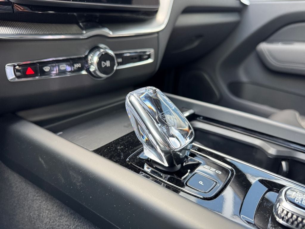 New 2026 Volvo XC60 T8 Ultra w/ Protection Package Premier AWD/4WD image 18