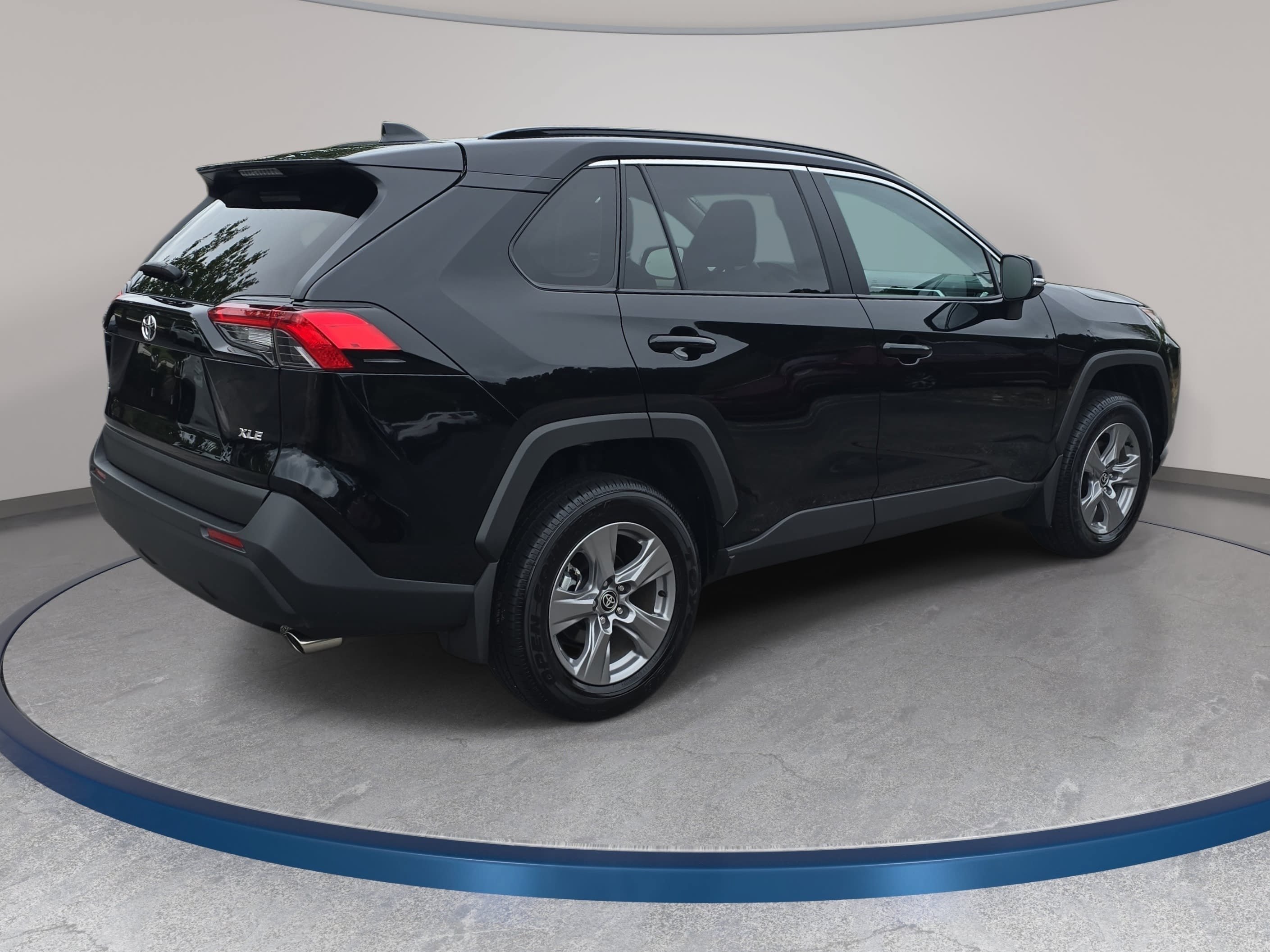 Used 2025 Toyota RAV4 XLE w/ Convenience Package FWD image 5