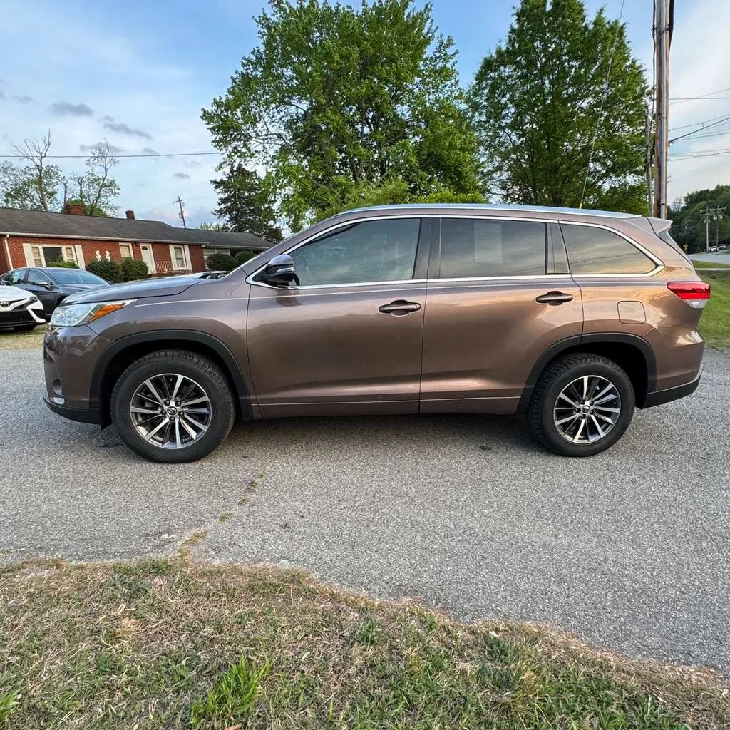 Used 2017 Toyota Highlander XLE FWD image 8