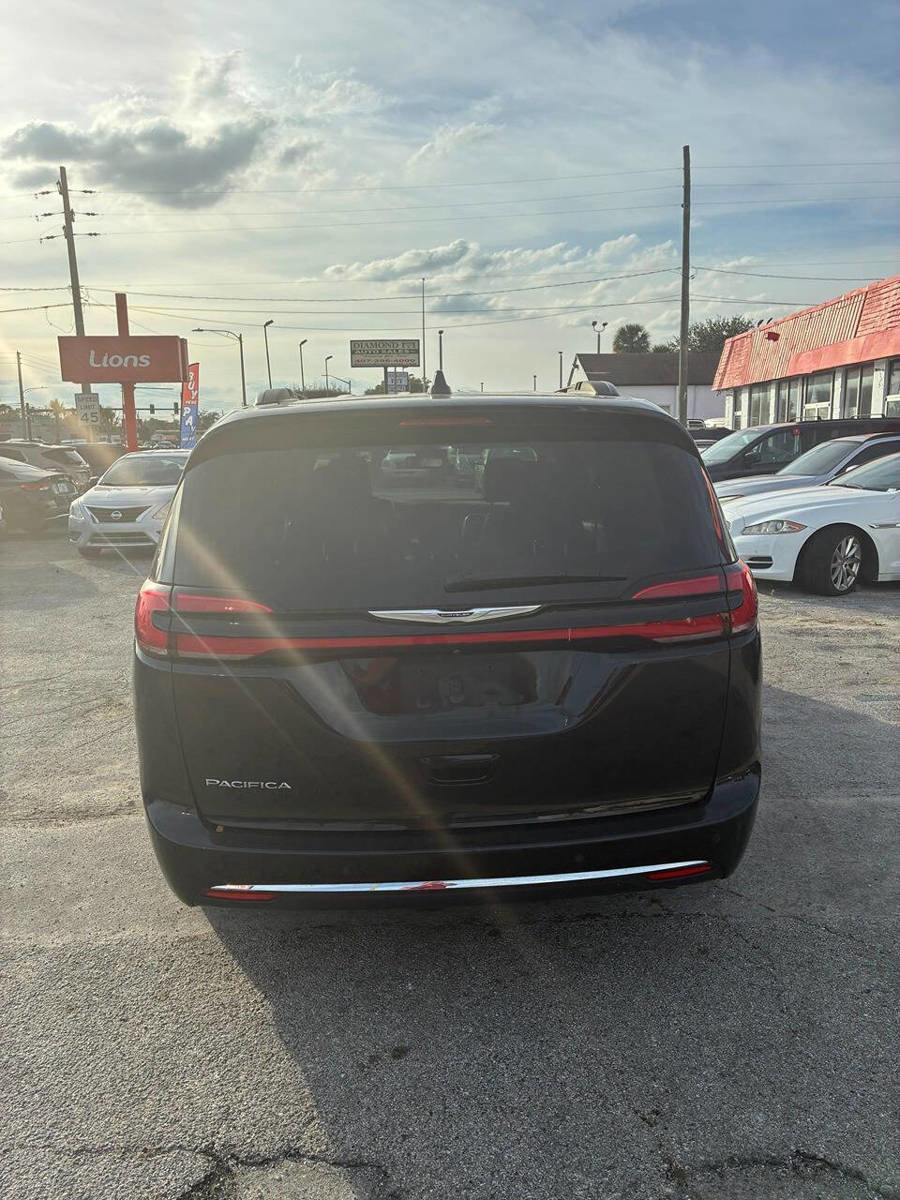Used 2022 Chrysler Pacifica Touring-L w/ Uconnect Theater Family Group FWD image 2