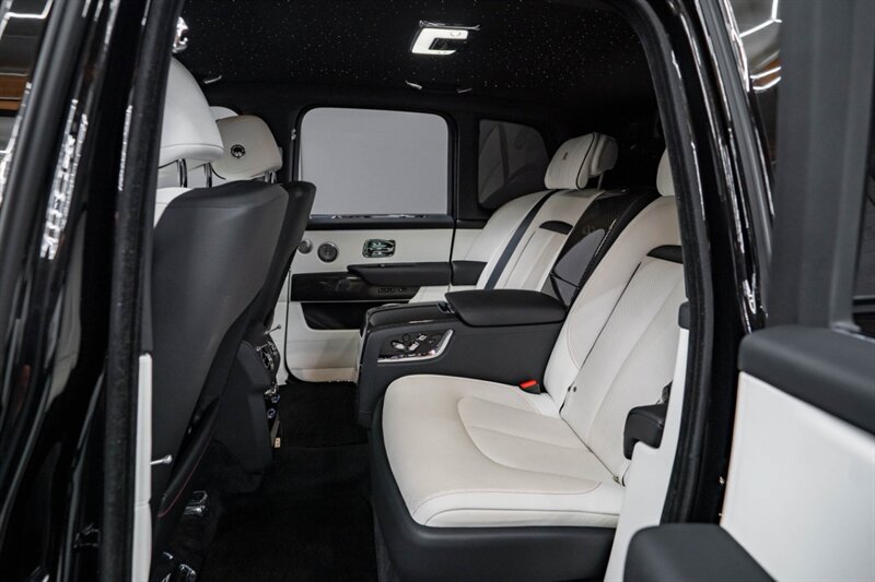 Used 2023 Rolls-Royce Cullinan Black Badge w/ Dark Exterior Package AWD/4WD image 24
