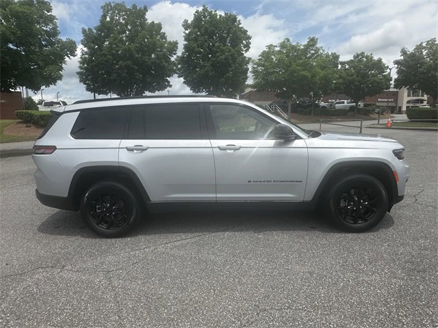 Used 2024 Jeep Grand Cherokee L Laredo image 3