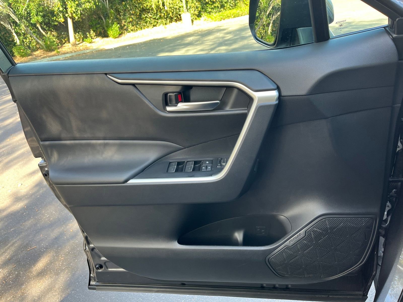 Used 2025 Toyota RAV4 XLE image 20