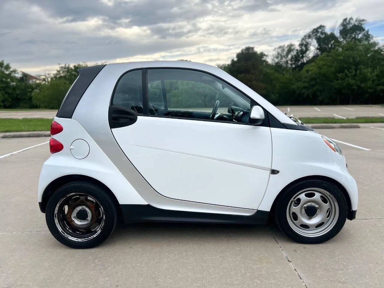 Used 2014 smart fortwo pure RWD image 5