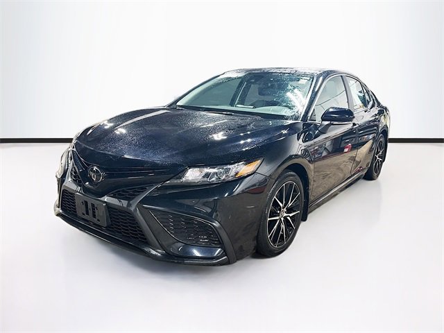 Used 2023 Toyota Camry SE image 3