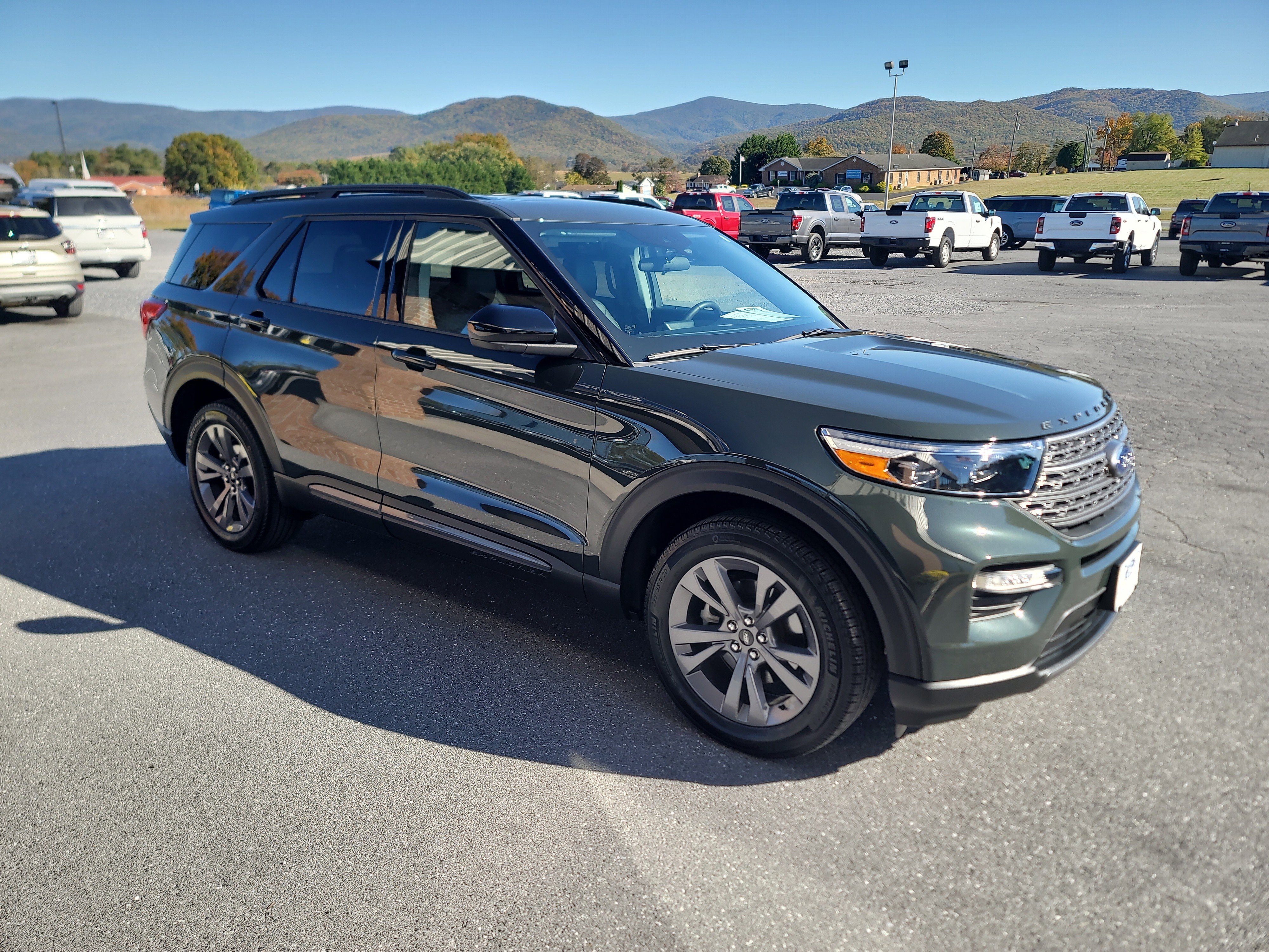 Used 2023 Ford Explorer XLT w/ Equipment Group 202A image 4