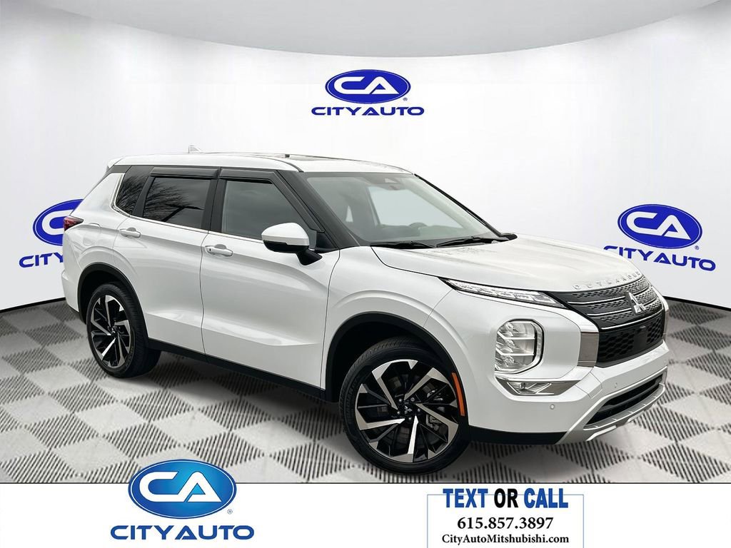 Used 2024 Mitsubishi Outlander SE image 1