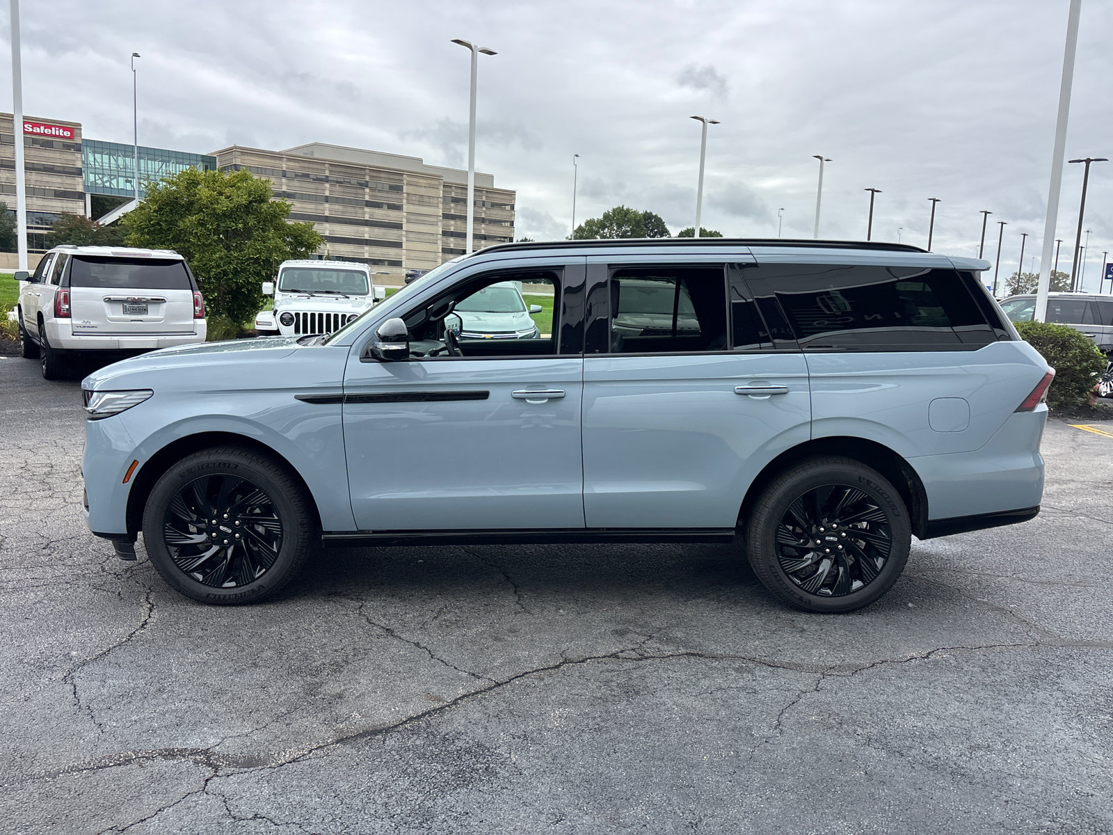 New 2026 Lincoln Navigator Reserve w/ Jet Appearance Package AWD/4WD image 4