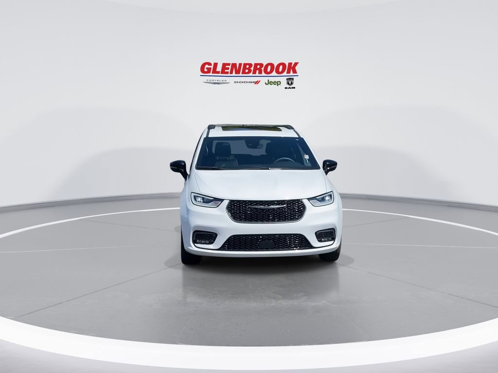 Used 2024 Chrysler Pacifica Limited w/ S Appearance Package image 4