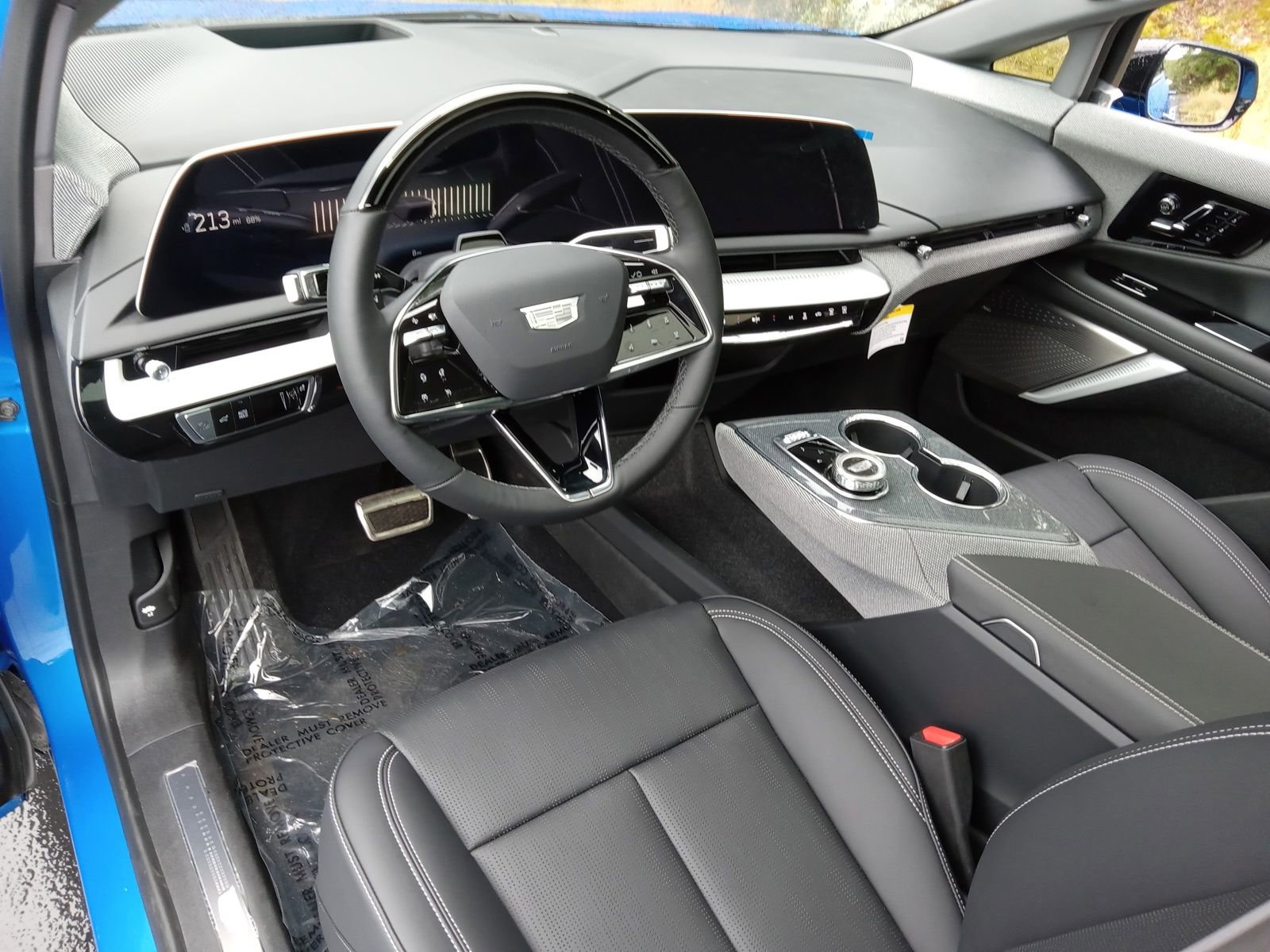 New 2025 Cadillac Optiq Luxury 2 w/ LPO, ONYX Package image 13