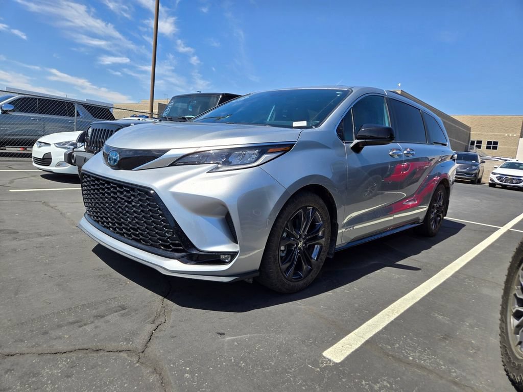 Used 2021 Toyota Sienna XSE FWD image 2