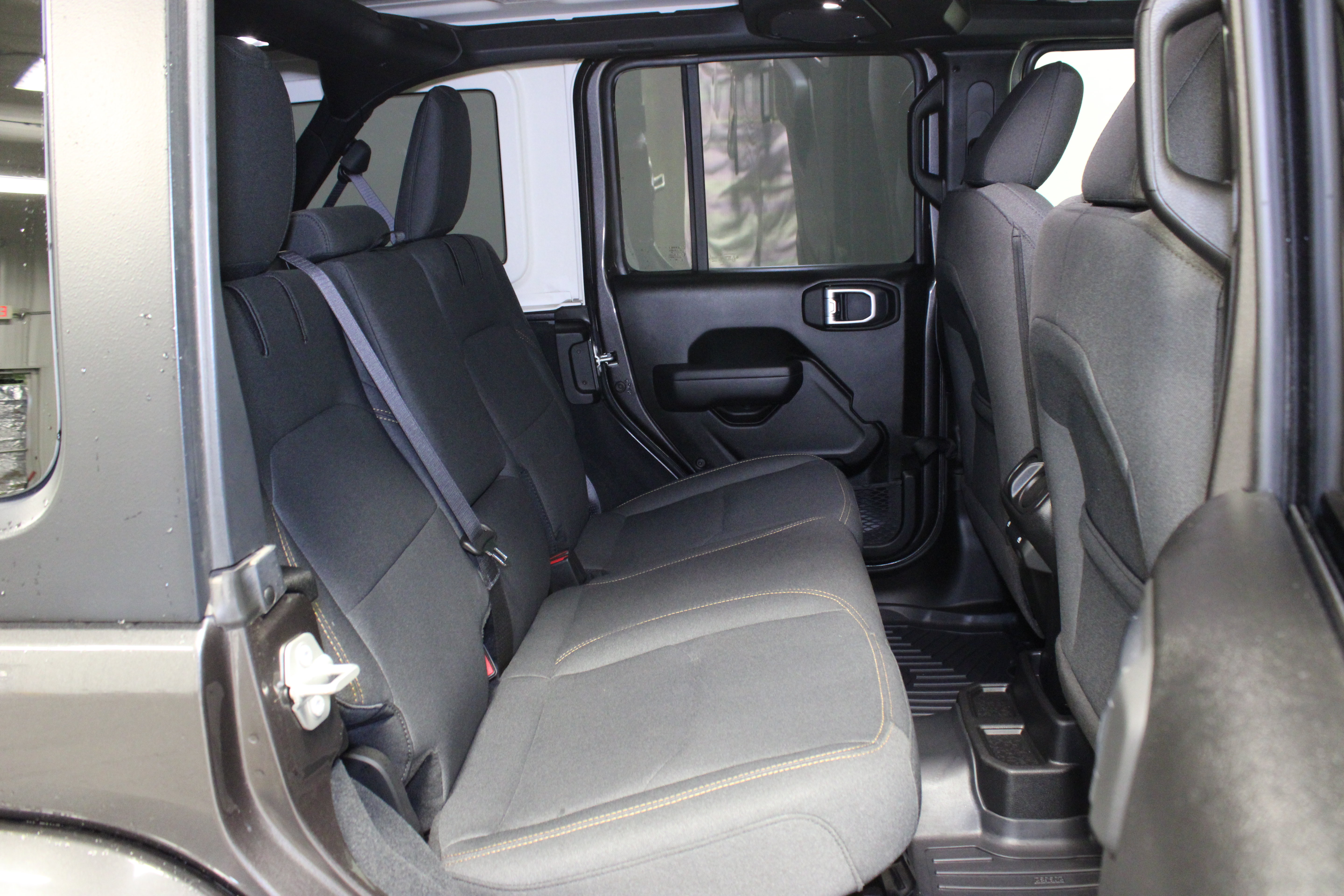Used 2024 Jeep Wrangler Unlimited AWD/4WD image 15