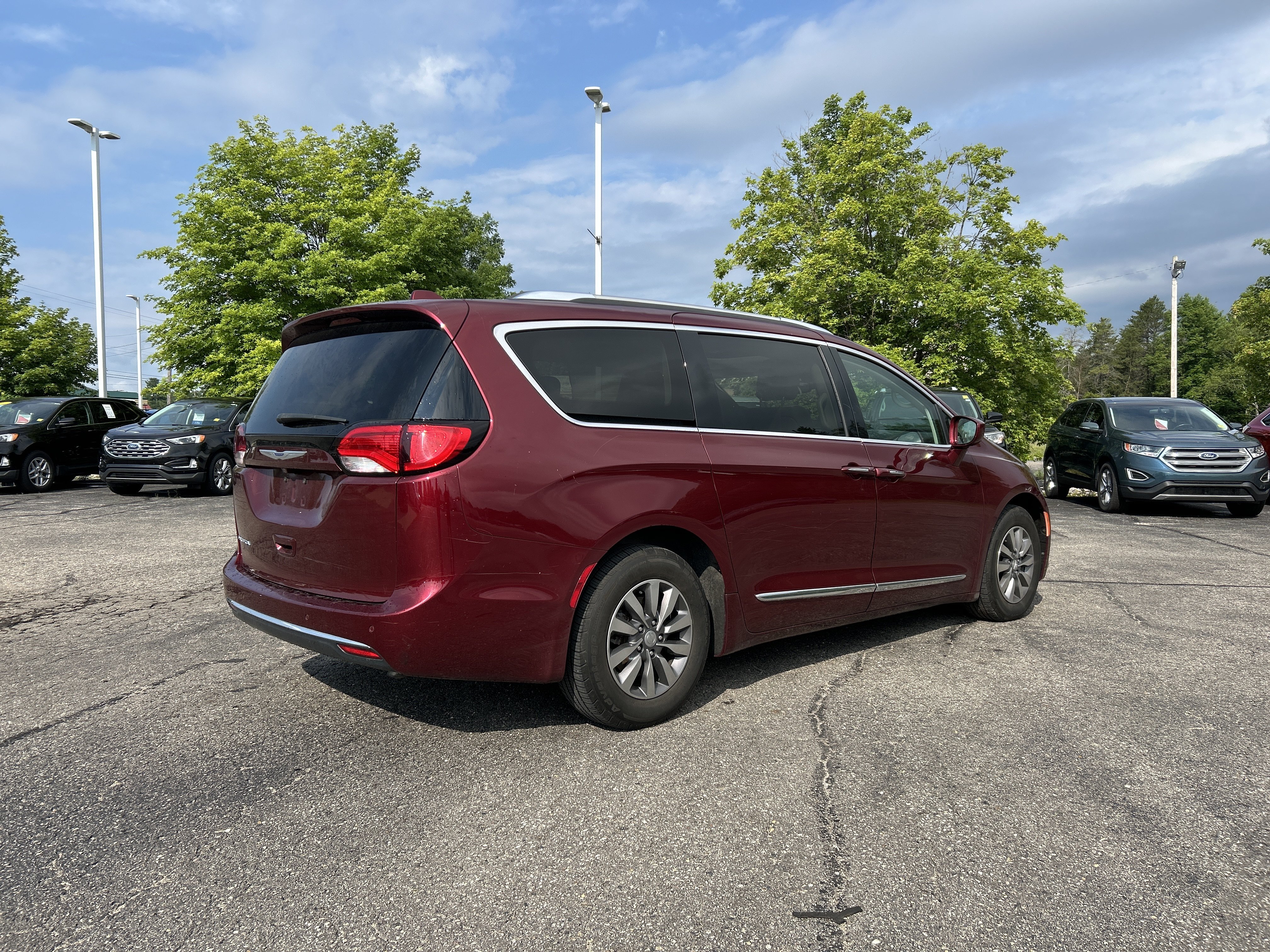 Used 2019 Chrysler Pacifica Touring-L Plus FWD image 4