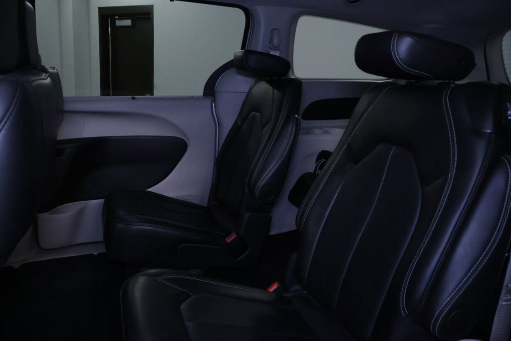 Used 2024 Chrysler Pacifica Touring-L image 15