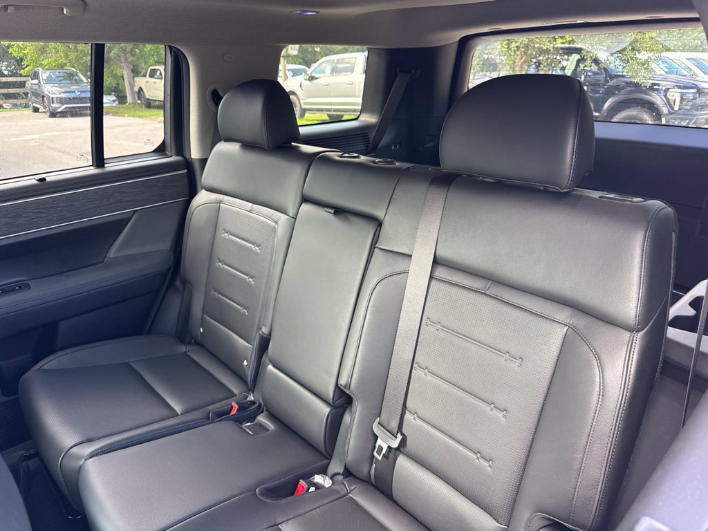 Used 2025 Hyundai Santa Fe Limited FWD image 11