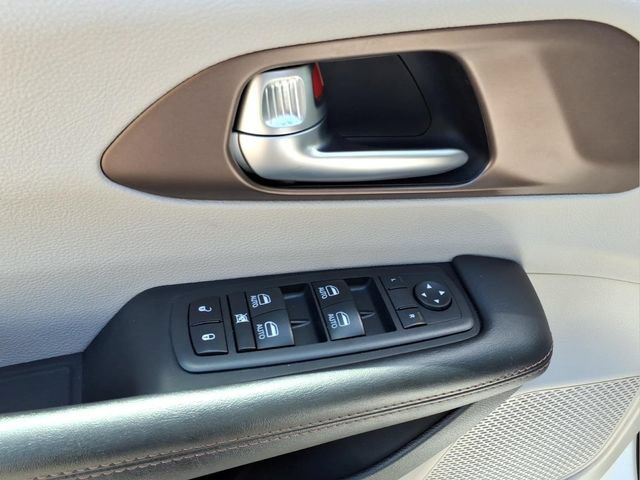 Used 2018 Chrysler Pacifica Touring-L Plus FWD image 16