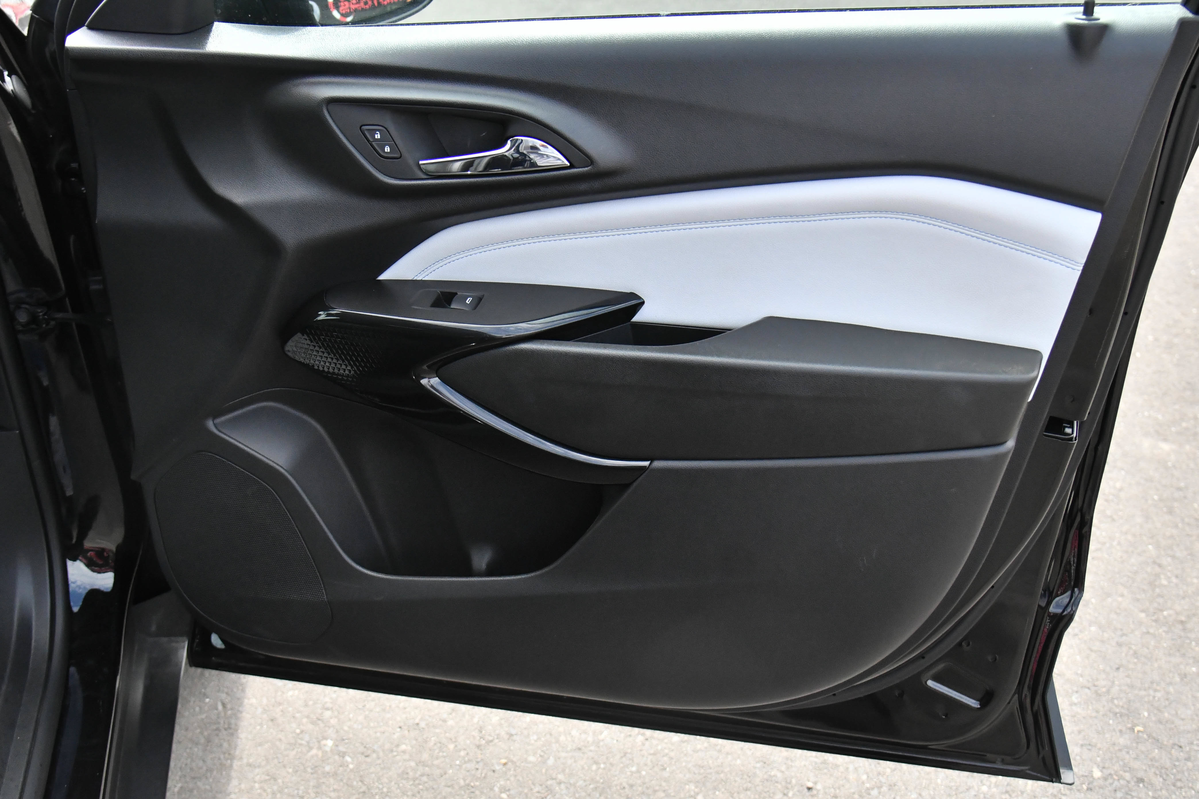 Used 2025 Chevrolet Trax LT FWD image 42