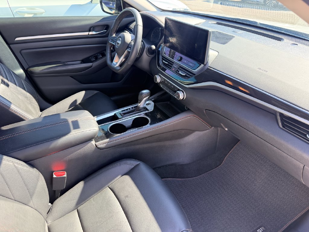 Used 2024 Nissan Altima 2.5 SR w/ SR Premium Package FWD image 3