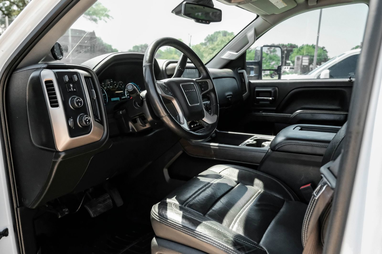Used 2017 GMC Sierra 2500 Denali w/ Duramax Plus Package AWD/4WD image 3