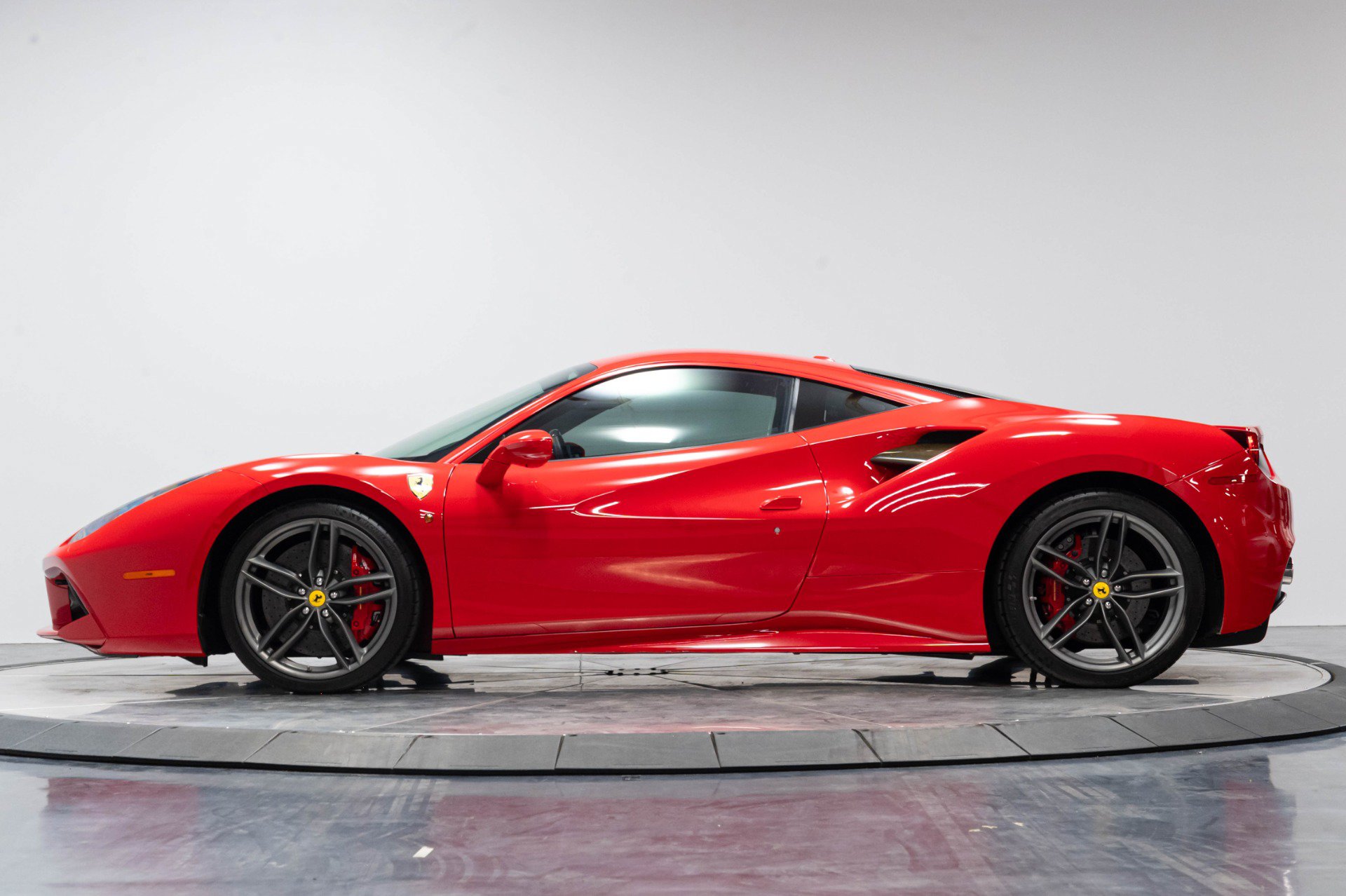 Used 2018 Ferrari 488 GTB RWD image 43
