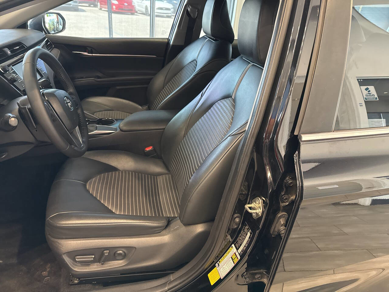 Used 2020 Toyota Camry SE w/ Phone Cable & Charge Package image 12