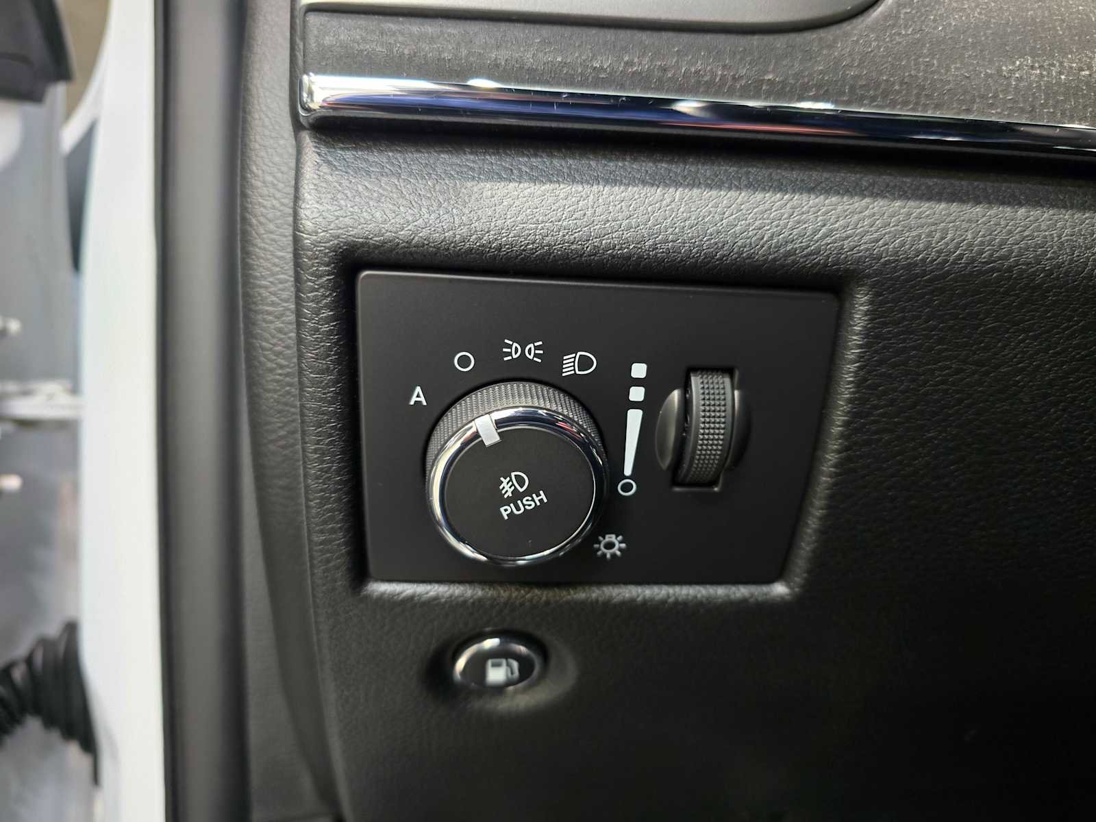 Used 2015 Jeep Grand Cherokee SRT w/ Luxury Group II image 21