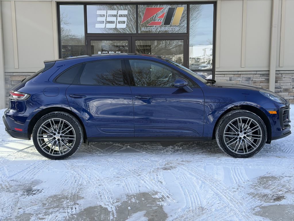 Used 2024 Porsche Macan BASE image 2