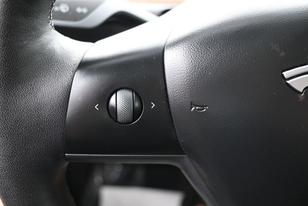 Used 2023 Tesla Model Y 2WD image 22