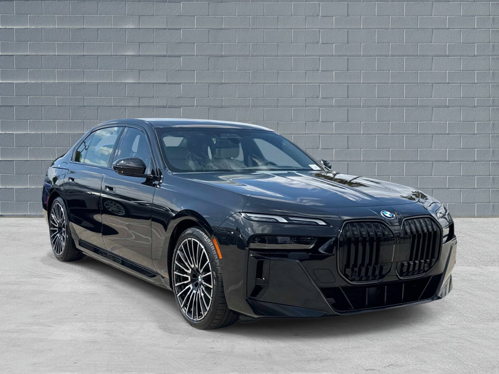 Used 2025 BMW i7 eDrive50 w/ M Sport Package RWD image 1