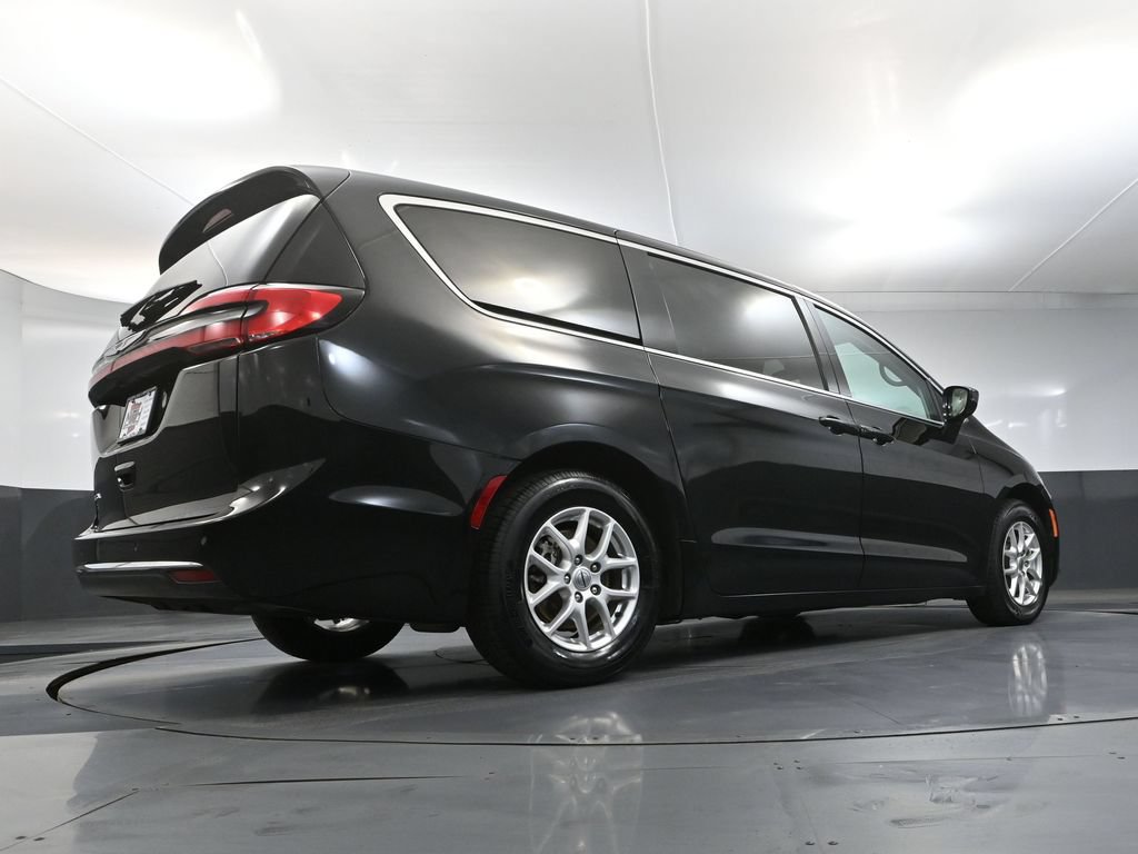 Used 2024 Chrysler Pacifica Touring-L FWD image 43