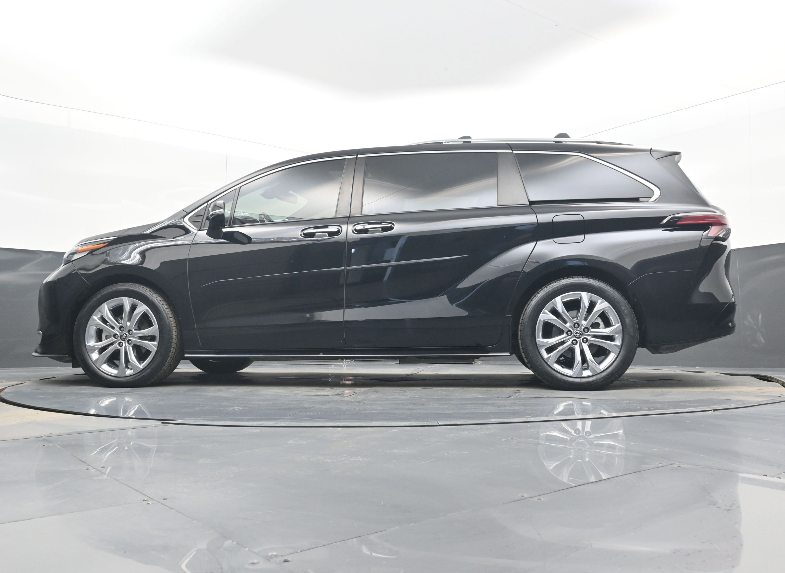 Used 2022 Toyota Sienna Platinum image 29