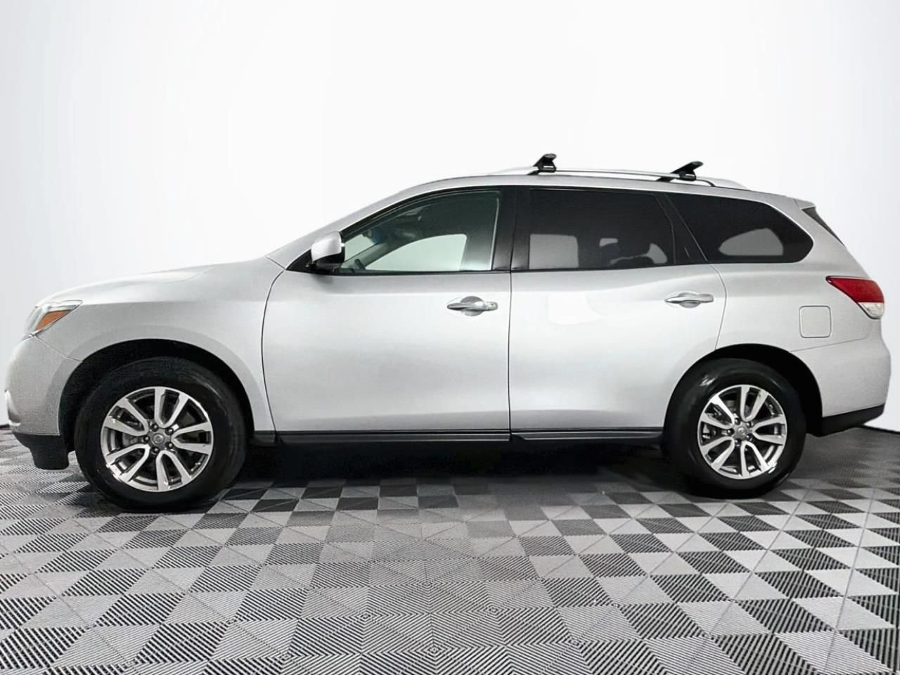 Used 2013 Nissan Pathfinder SV AWD/4WD image 7