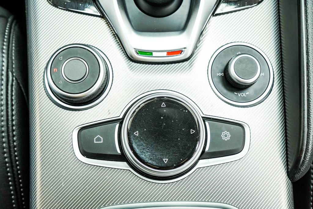 Used 2023 Alfa Romeo Giulia Veloce AWD/4WD image 25